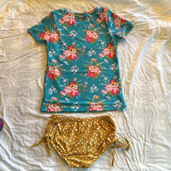Girls 2-piece short sleeve rash guard - Picture 2 of 2